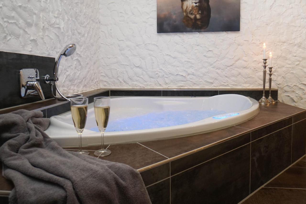 Ruhe Unter Reet-Haus Mit Sauna, Whirlpool Und Kamin Gnarrenburg Ngoại thất bức ảnh